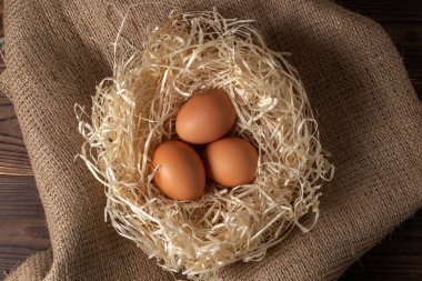 Ahşap arka planda yumurtalar.