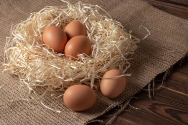 Ahşap arka planda yumurtalar.