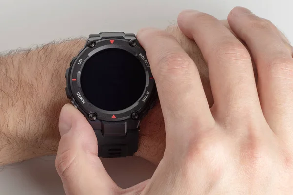 Estação Corredor Homem Usar Sua Aplicação Relógio Inteligente Mãos Fechadas — Fotografia de Stock