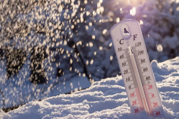 Karda termometre. Kışın aşırı soğuk..