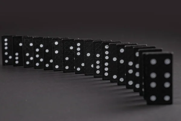 Czarne Domino Ciemnym Tle Zbliżenie Rozrzucone Domino Szarym Stole Gry — Zdjęcie stockowe