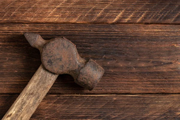 Ahşap zemin üzerinde eski ve paslı demir hummer.