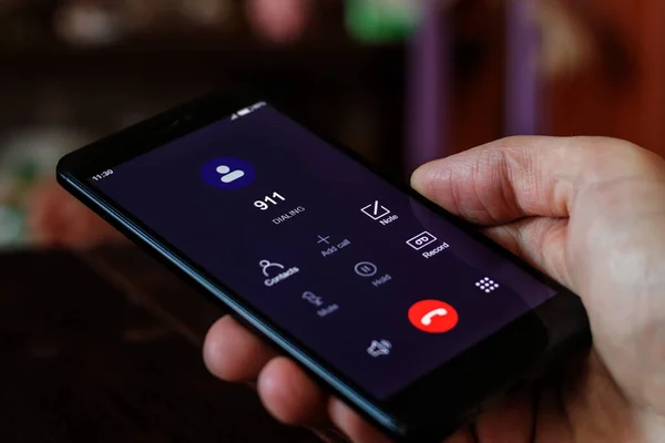 911 'i arıyorum, 911' i arayın. Acil durum kavramı: ekranda acil durum çağrısı olan dijital telefon kullanan bir adam. Tüm ekran grafikleri uydurma