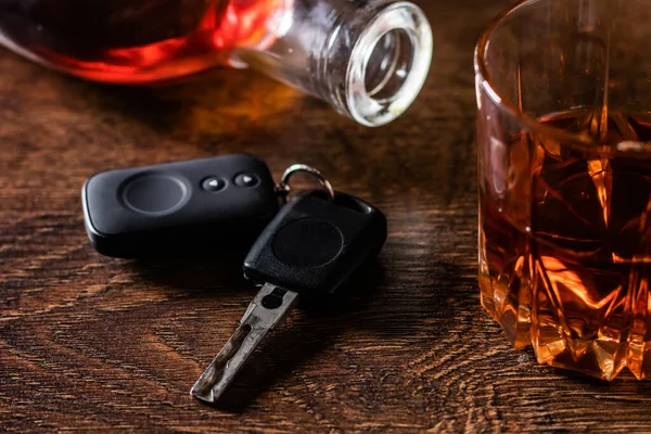 Alcoholic Drink Glass Car Keys Wooden Desk Drunk Driving Concept — Stock Photo, Image