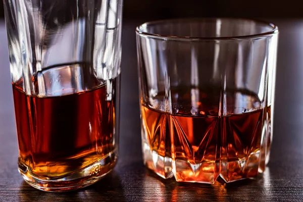 Viski bardağı ve şişe ahşap masada..