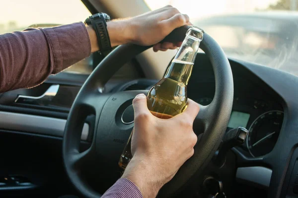 Человек Пьющий Пиво Рулём Машины Пить Водить Машину — стоковое фото