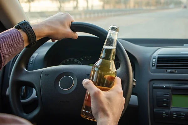 Человек Пьющий Пиво Рулём Машины Пить Водить Машину — стоковое фото
