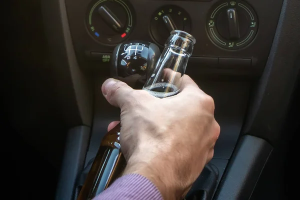 Hombre Bebiendo Alcohol Mientras Conduce Coche — Foto de Stock