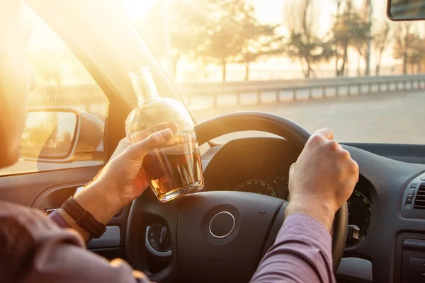 Человек Пьет Алкоголь Время Вождения Своей Машине Закате — стоковое фото