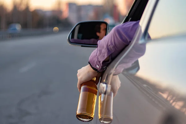 Концепция Алкоголя Опасное Вождение Пить Водить Машину Человек Выпивает Бутылку — стоковое фото