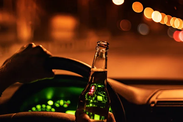 Beber Cerveja Enquanto Conduz Carro Homem Segurar Álcool Garrafa Mão — Fotografia de Stock