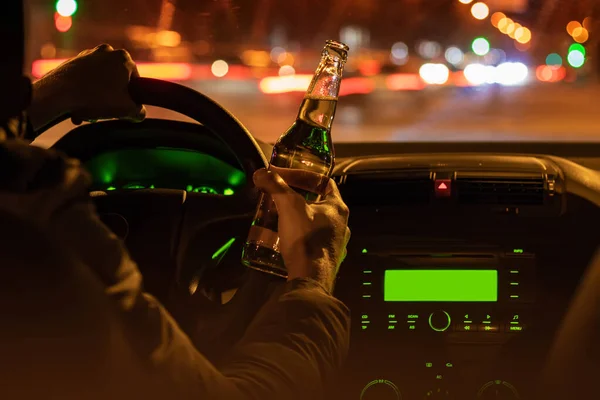 Beber Cerveja Enquanto Conduz Carro Homem Segurar Álcool Garrafa Mão — Fotografia de Stock