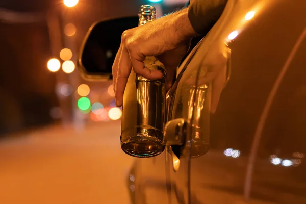 Пьяный Рулём Машины Бутылкой Пива Ночам Пить Водить Машину — стоковое фото