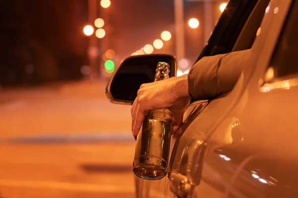Пьяный Рулём Машины Бутылкой Пива Ночам Пить Водить Машину — стоковое фото