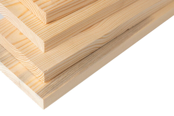 Деревянные доски на белом в деревообрабатывающей промышленности. стопки с сосновым пиломатериалом. сложенная бортовая доска. древесина для строительства.