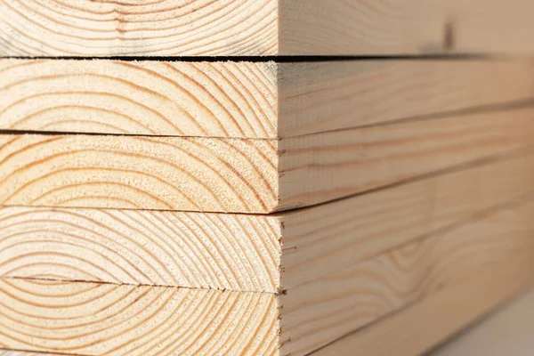 Beyaz üzerine çam ağacından yapılmış tahtalar. Doğal kaba ahşap tahtalar, kereste, endüstriyel ahşap, kereste..