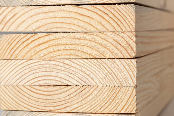 Çam ağacından kalaslar. Doğal kaba ahşap tahtalar, kereste, endüstriyel ahşap, kereste..