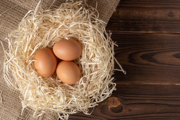 Ahşap arka planda yumurtalar.