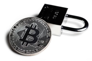 Bitcoin 'in kilidini aç, bitcoin ile beyaz arkaplan ve kilit.