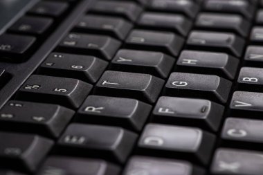 Seçici odaklanma, dizüstü bilgisayar klavyesinin detayları. Uzak çalışma, iş ve ofis kavramı.