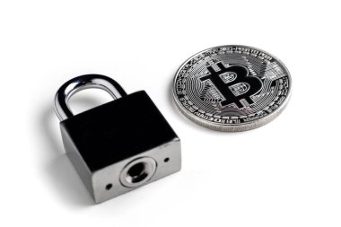 Bitcoin 'in kilidini aç, bitcoin ile beyaz arkaplan ve kilit.