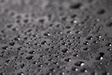 Yüzeye folyoyla kaplı su damlaları. Yüzey gerilimi