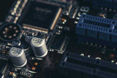 Ana kartta CPU güç kaynağı devresi, Mosfet 'ler, katı hal kapasitörleri, tıkanıklıklar, alan efekti transistörleri, yakın çekim, oyun bilgisayarı ana kartı seçimi, VRM.