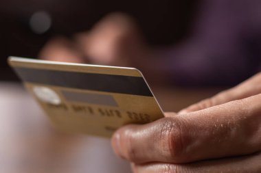 Plastik kredi kartı tutan eller. Çevrimiçi alışveriş kavramı.