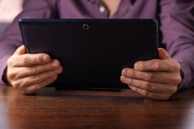 Tablet, laptop ve cep telefonuyla kablosuz bağlantı kuran çoklu görev adamı kapat.