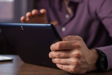 Dijital tablet kullanan adam, kapat.