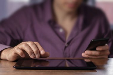 Dijital tablet kullanan adam, kapat.