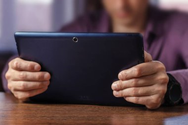 Tablet, laptop ve cep telefonuyla kablosuz bağlantı kuran çoklu görev adamı kapat.
