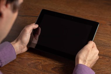 Dijital tablet kullanan adam, kapat.