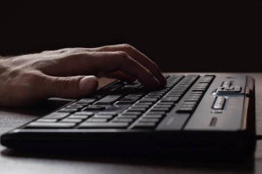 Eller bilgisayarda çalışır, klavye çalar, modern ofiste proje planlar, kapat. Yönetici müdürü, şirket adamı iş raporunu masasında düzeltiyor.