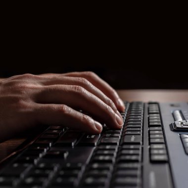 Eller klavyede. Sohbet eden arkadaş, bilgisayarla uğraşırken interneti araştır. Bilgisayar kullanılıyor