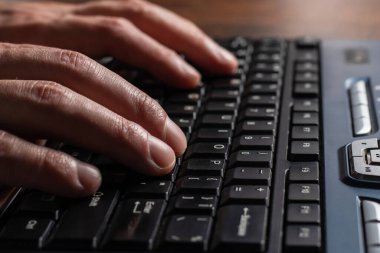 Eller klavyede. Sohbet eden arkadaş, bilgisayarla uğraşırken interneti araştır. Bilgisayar kullanılıyor