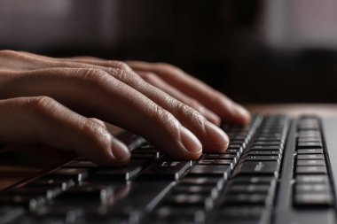 Eller klavyede. Sohbet eden arkadaş, bilgisayarla uğraşırken interneti araştır. Bilgisayar kullanılıyor