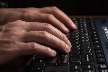 Eller klavyede. Sohbet eden arkadaş, bilgisayarla uğraşırken interneti araştır. Bilgisayar kullanılıyor