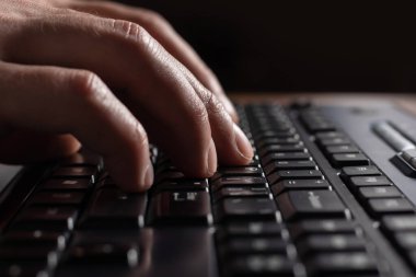 Eller klavyede. Sohbet eden arkadaş, bilgisayarla uğraşırken interneti araştır. Bilgisayar kullanılıyor