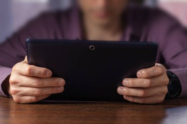 Dijital tablet kullanan adam, kapat.