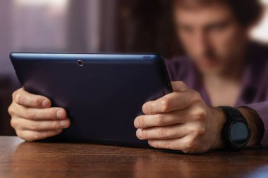 Tablet, laptop ve cep telefonuyla kablosuz bağlantı kuran çoklu görev adamı kapat.