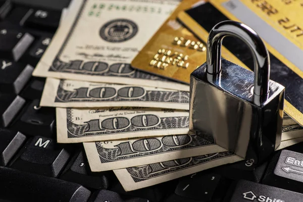 Blokada Zabezpieczeń Kart Kredytowych Klawiaturą Komputerową Bezpieczeństwo Danych Karty Kredytowej — Zdjęcie stockowe