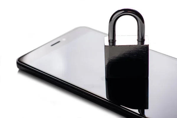 Ochrona Technologiczna Nowoczesny Smartfon Kłódką Białym Tle Koncepcja Bezpieczeństwa Smartfona — Zdjęcie stockowe