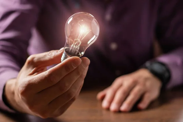 Homme Tenant Une Ampoule Main Concept Idée Avec Innovation Inspiration — Photo