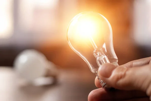 Main Tenant Ampoule Concept Idée Avec Innovation Inspiration — Photo