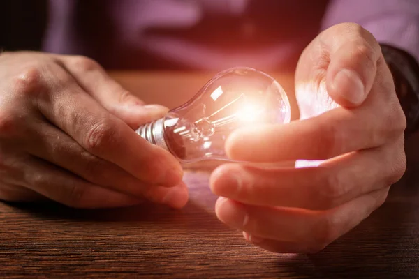 Main Tenant Ampoule Concept Idée Avec Innovation Inspiration — Photo