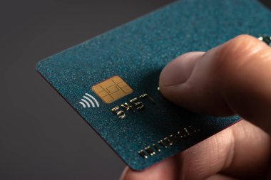 Elle tutulan mavi kredi kartı. Karta odaklan.