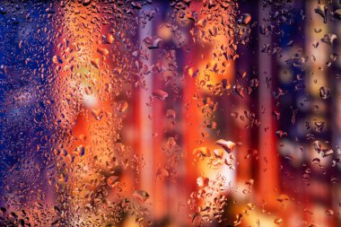 Şeffaf cam pencere üzerinde yoğunlaşma. Su damlaları. Yağmur. Arka plan doku.