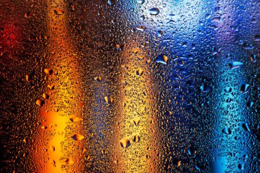 Pencere camında su damlaları ve buharlaşma. Soyut arkaplan niglt Işık.