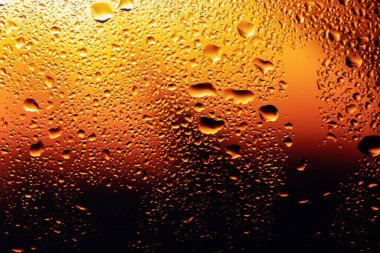 Pencere camında su damlaları ve buharlaşma. Soyut arkaplan niglt Işık.